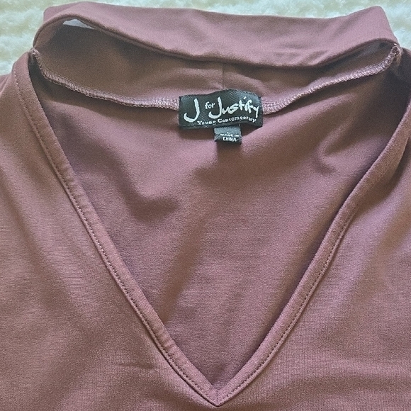 J for Justify Mauve V-Neck Top - Picture 4 of 4